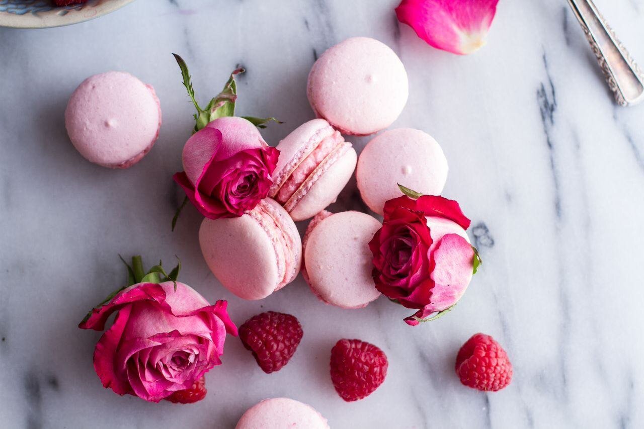 521/Photos_Paris/coconut-raspberry-macarons-with-raspberry-rose-but.jpg